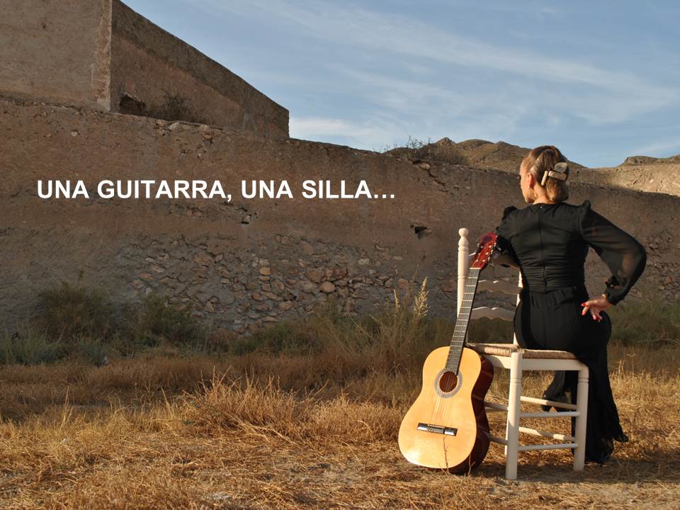 Una guitarra, una silla...